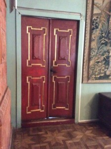 Двері в Олеському замку