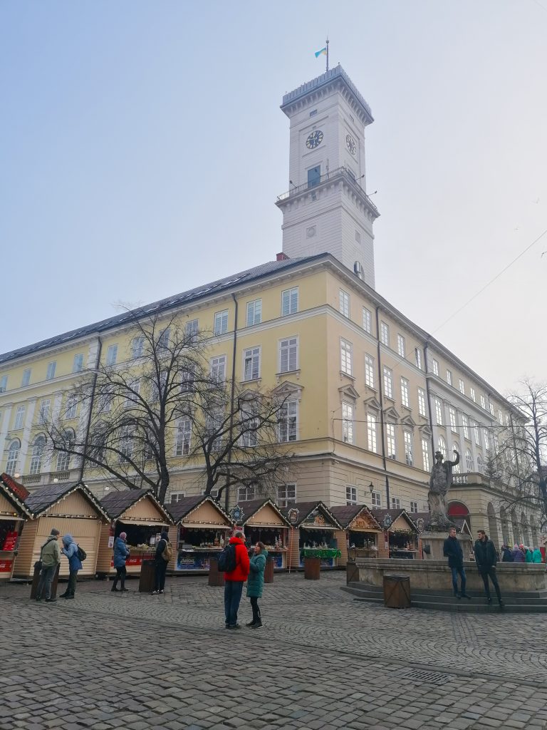 Noel Fuarı sırasında Lviv Belediye Binası