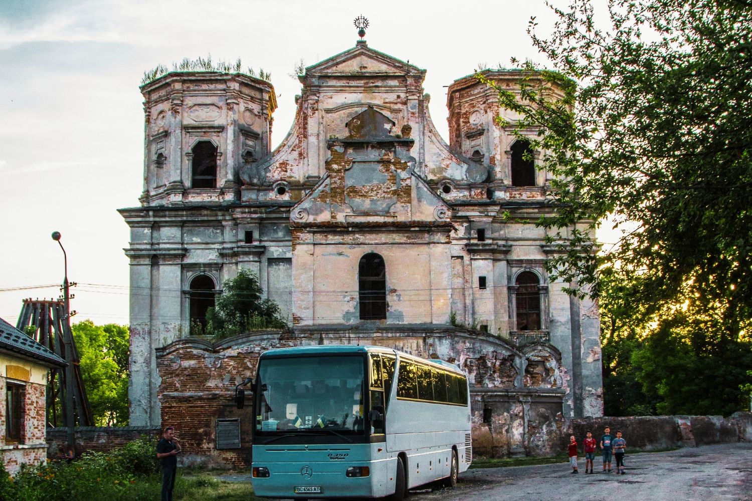 Угнев. Костёл Успения Матери Божьей (1695г.)