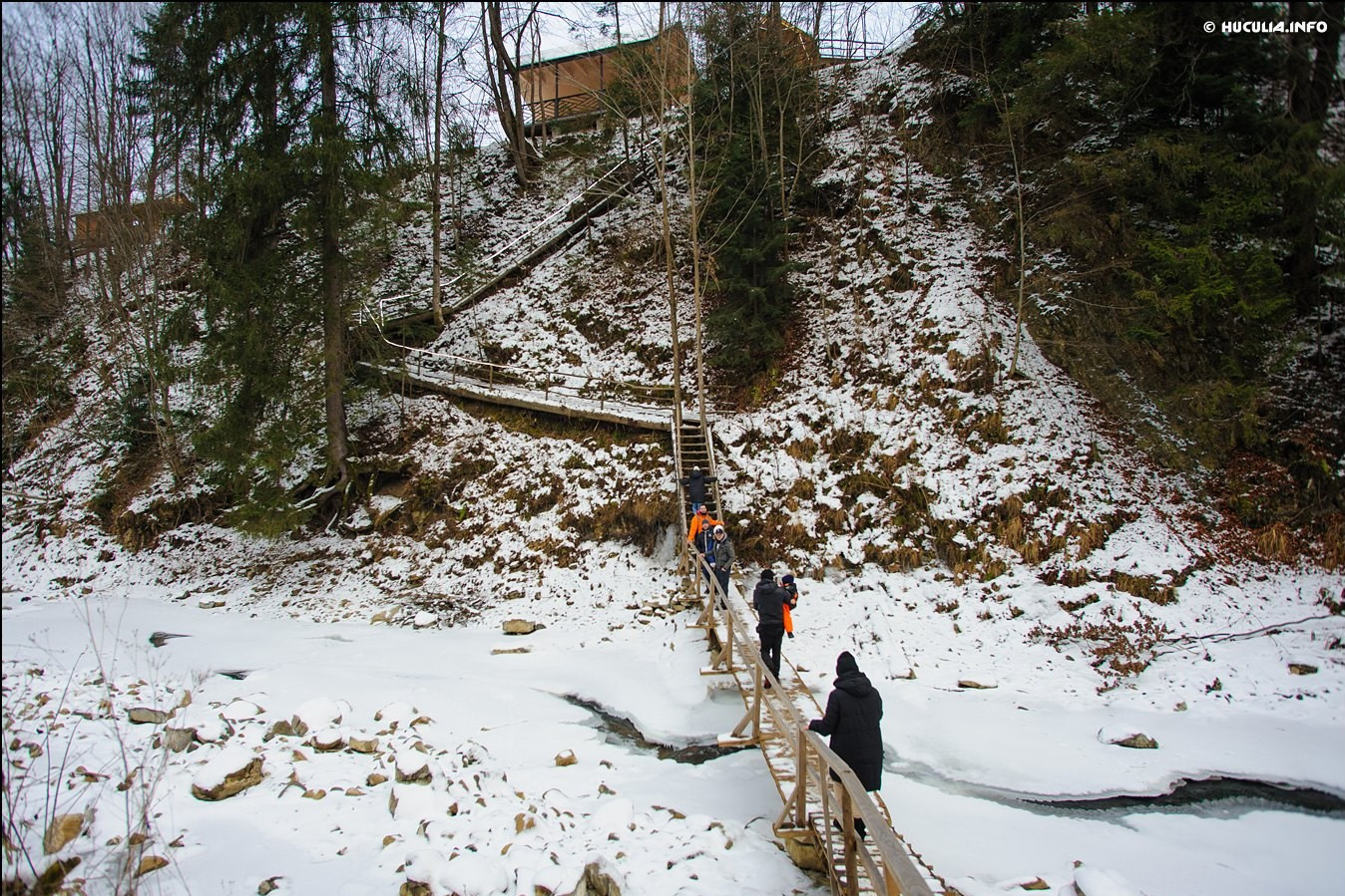Подъем к сыроварне - живописной лестнице и мостику через реку Рыбницу