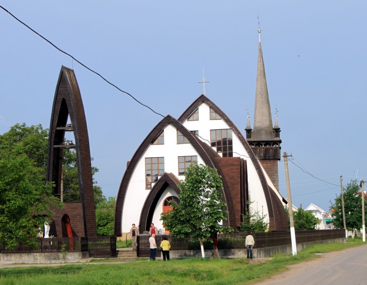 Четфалва. Сучасна дерев’яна церква Святого Духа (2001р.)