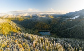 Mountain lake Synevyr and waterfall Shypit tour