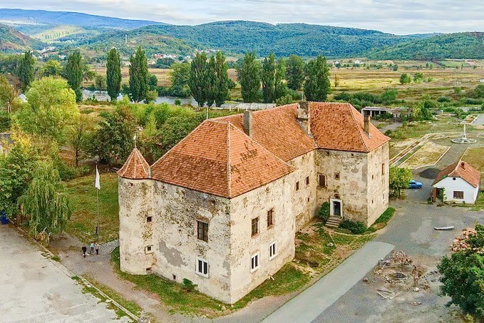 Чинадиево. Замок "Сент-Миклош" (XIV в.)